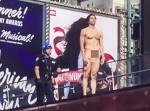 タイムズ・スクエアに全裸マンが降臨！　彼の目的は一体何なのか！？