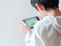 急増する近視パンデミック、小学生の2人に1人が近視の時代。目の健康を守る新習慣とは