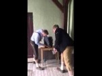 オジさんたちVS制御不能のビール樽！　この究極の戦い、勝つのはどっちだ？