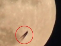 満月の日、月の上空を浮遊していたほうき状の物体の正体は？