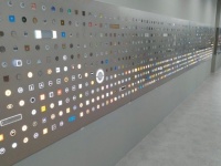 「どのお客様も目の色が変わります」　押しちゃいけないボタンも押せる「1000のボタン」展示が大人気