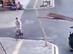 【中国】これは痛っ！　バイクと荷物と電柱と自転車によるビックリ事故！
