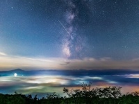 カラフルな雲海、雄大な天の川、突き刺さる流れ星...　埼玉出身の写真家が捉えた超奇跡的な「秩父の絶景」