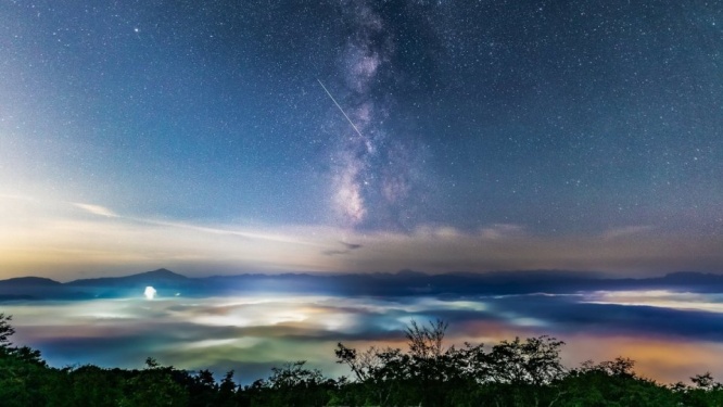 カラフルな雲海、雄大な天の川、突き刺さる流れ星...　埼玉出身の写真家が捉えた超奇跡的な「秩父の絶景」