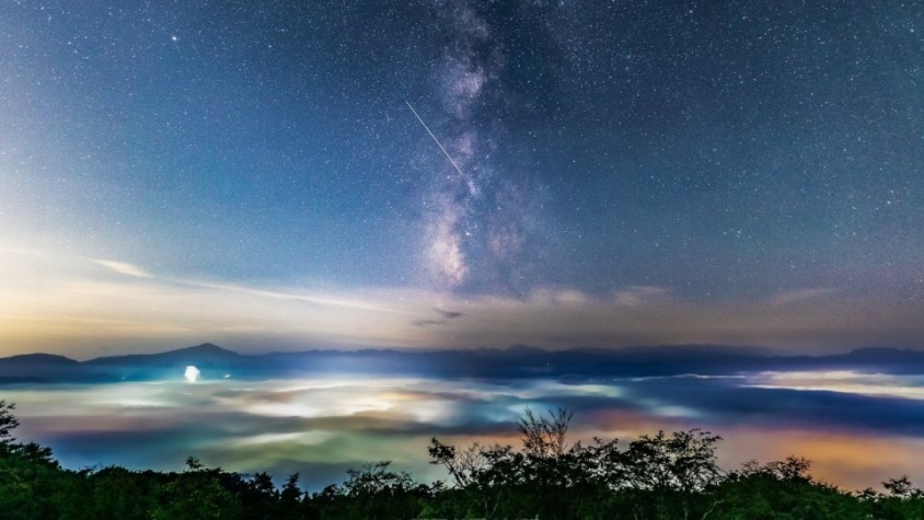 カラフルな雲海、雄大な天の川、突き刺さる流れ星...　埼玉出身の写真家が捉えた超奇跡的な「秩父の絶景」