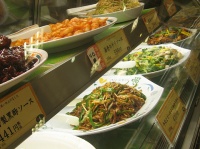 デパ地下のお総菜売り場。画像はイメージです（holycalamityさん撮影、Flickrより）