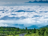 まるで天界からの眺め　雲海の下に広がる草津の街...群馬の幻想的な風景に見とれる