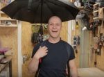この時期便利なDIY！　紐を引くだけで傘が開く、傘と一体型のリュックサック。