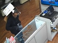 ダンボールを頭にかぶった雑な強盗、もたついて顔が露出しすぐに逮捕