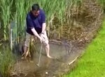 やめときゃいいのに…　ゴルフで池ポチャから打とうとしたら大惨事に！