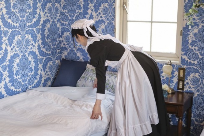 そのメイド、〝萌え要素〟ゼロ 「ガチのメイド」がいるホテルに20万人感動「夢見てた光景すぎて泣きそう」