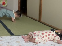 隣で女子が寝てるけど、俺はこっちで腕立て伏せ　ストイックすぎる6か月男児に反響「意識高い」「1番カッコいい男」