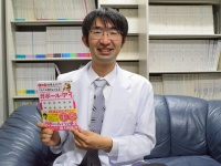 インタビューに応える平松類さん
