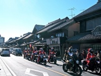 サンタ服姿のバイク集団（写真は編集部撮影）
