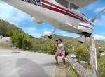ギリギリすぎだろ！　“頭上すれすれ”に飛行機が通過する瞬間【動画】