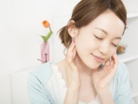本格機器がなくてもOK！　身近なモノでできちゃう「小顔マッサージ」