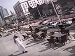 危機一髪！　落ちてくる窓ガラスをギリギリで避けた男…