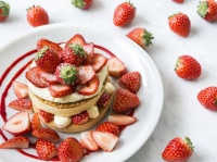 見た目も華やかなイチゴのパンケーキ