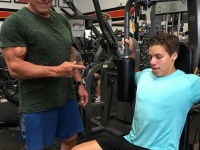 シュワちゃん、20歳を迎えた隠し子とジムでトレーニング！