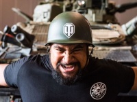 屈強な男が戦車を引っ張る。「FV102 ストライカー」の人力牽引、ギネス世界記録に認定！