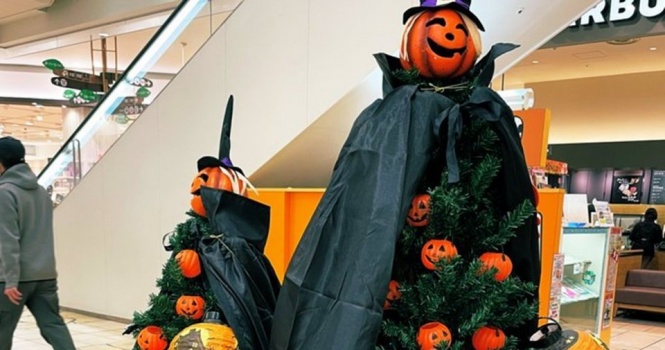 クリスマスが出てきちゃってる！　ショッピングモールの「ハロウィーン飾り」が斬新すぎると話題