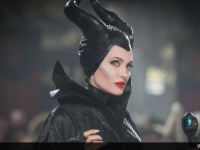 ついに撮影開始！エル・ファニングが『マレフィセント』続編の撮影現場でアンジェリーナ・ジョリーと2ショット