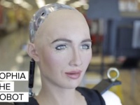 立った！ソフィアが立った！サウジアラビアの市民権を持つAIロボット、ソフィアさんがフレッシュな二足歩行を披露
