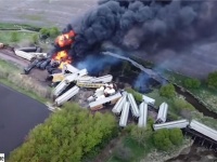 アメリカで危険物を積んだ貨物列車47両が脱線し炎上。爆発する危険があるため周辺住民に避難勧告