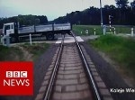 【事故】電車がトラックと衝突直前！　運転手がとった行動に賞賛の声