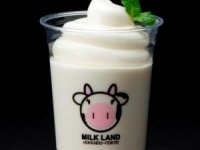 ソフトクリームの上に生クリームがのった「超濃厚ソフト」