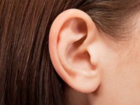 心音や血流、眼球の動きが絶えず聞こえる。非常に稀な症状を持つ女性。その原因は？（スコットランド）