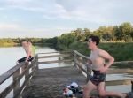 これは痛いっっ！　勢いをつけて川に飛び込もうとした青年が…！