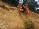 油圧ショベルのポテンシャルを発揮！　崖を滑り降りる動画
