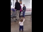 １歳の女の子が他人に手を振り、ハグまでしちゃう姿が可愛すぎる！