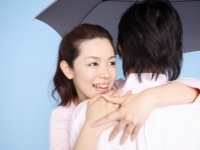 20％の男性は密着したい派！　雨の日のデートで相合い傘する？　しない？