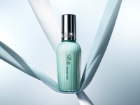 うねりを整え、ストレートヘアに導く。「ReFa STRAIGHT LOCK」新発売