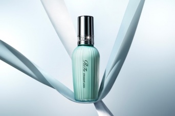 うねりを整え、ストレートヘアに導く。「ReFa STRAIGHT LOCK」新発売