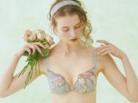 胸元にアートを。巨匠ブラ・新商品『ヴィーナスの誕生』が登場