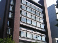 日本大学本部（杉山真大さん撮影、Wikimedia Commons