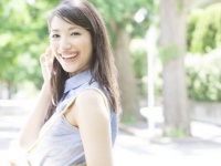 意外や意外!?　男性は「かわいくて人気者」or「見た目ふつうな一途な女子」付き合うならどちら？