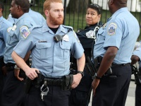 警官のふりをして。画像は本文とは無関係です（Elvert Barnesさん撮影、flickrより）