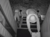 アメリカで横行する宅配便の置引き窃盗。それに対抗する装置を設置したところ、まんまと引っかかっていた犯人
