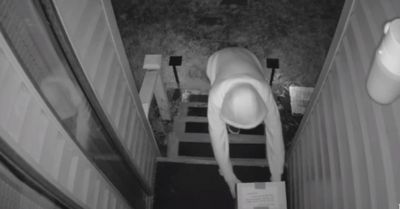 アメリカで横行する宅配便の置引き窃盗。それに対抗する装置を設置したところ、まんまと引っかかっていた犯人