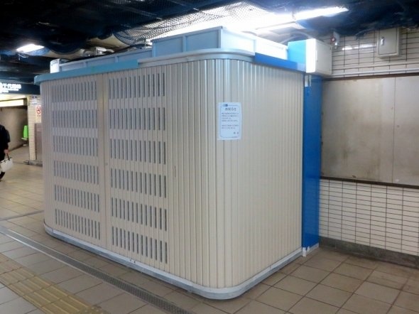 出口側から見た売店