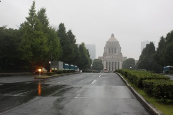 閑散とした国会議事堂前