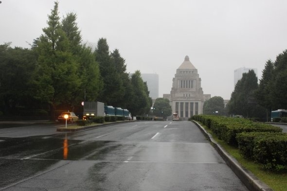 閑散とした国会議事堂前