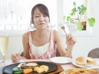 女性が、外食するときに気をつけていること3選