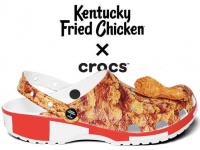 チキンに満たされし足元のおしゃれ。KFCとクロックスがコラボした限定サンダルがまもなく販売開始