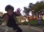 フロントガラスに自ら頭突き！　韓国の当たり屋の行動が凄まじい！