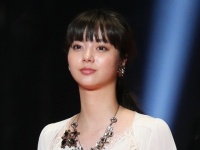 新川優愛、女心をくすぐる柔らかクラシックコーデで優しさオーラ全開